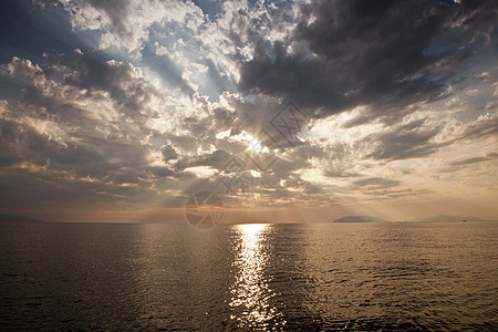 太阳在海平面上反射图片