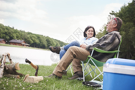 坐在湖边露营椅上的夫妇图片