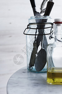 瓶装橄榄油和厨房用具图片