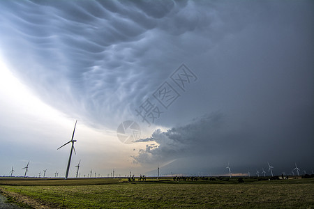 在美国俄克拉荷马州风涡轮机上架着云的超级电池风暴图片