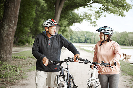 成熟夫妇骑自行车休息聊天图片