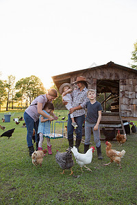 家庭在农场生活图片