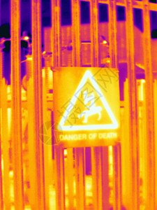 伦敦西部发电站栅栏的热图像和警告标志图片