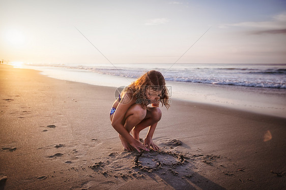 女孩在沙滩上画心图片
