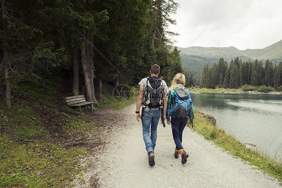 欧洲奥地利施泰尔马克泰洛湖夫妇徒步旅行的图片