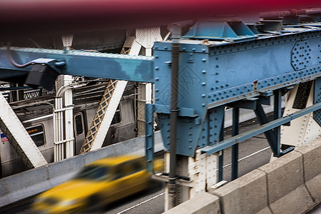 美国纽约州市曼哈顿桥上驾驶的黄色出租车图片