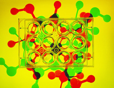 含有样品的多井板块在药物配方分子模型背景上图片