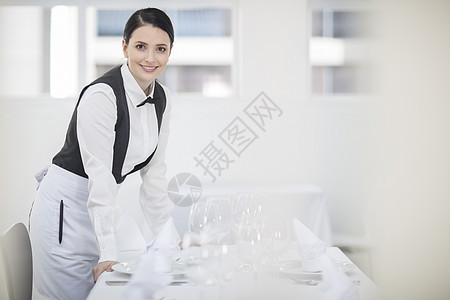 餐厅女服务员对镜微笑图片