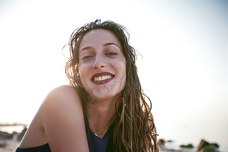 乌克兰敖德萨海滩上快乐的年轻女子肖像图片