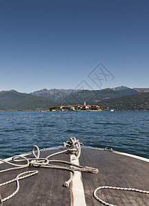 前往意大利皮埃蒙特马吉奥雷湖上博罗梅莱群岛的游艇图片