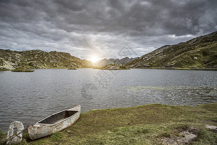 日落时湖边独木舟瑞士欧洲锡西诺圣贝尔纳迪图片