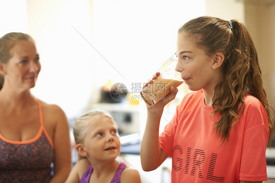 少女在厨房喝新鲜水果汁图片