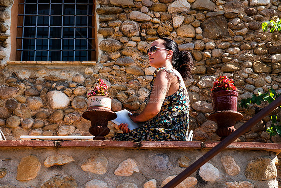 西班牙加泰罗尼亚州墙外的女人图片