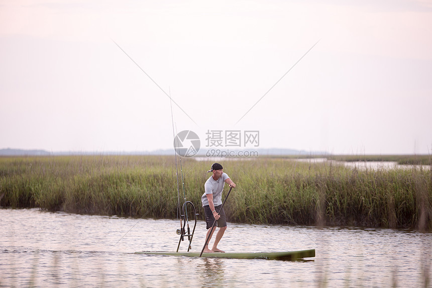 成年男子在水上登船图片