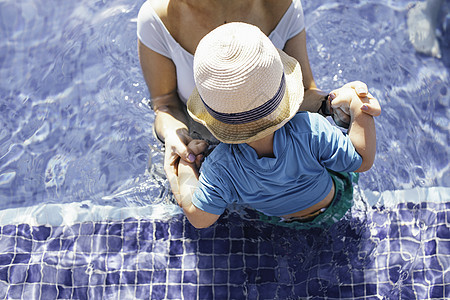 在户外游泳池高视处中区露天游泳池的母亲和小儿子图片