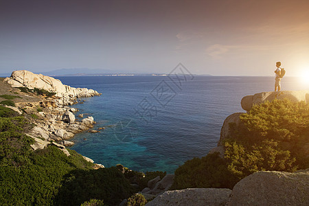 站在意大利撒丁岛卡波托塔悬崖顶的人图片