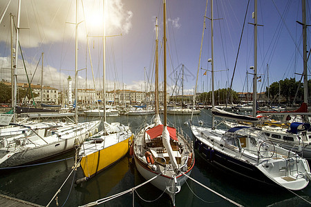 游艇停泊在法国拉罗歇尔的码头图片