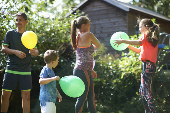 一家人在花园里玩气球图片