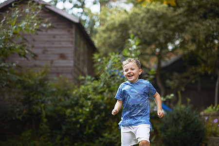 男孩在花园里奔跑图片