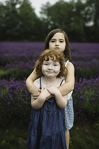 薰衣草地里拥抱在一起的姐妹图片