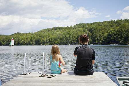 两个年轻女孩坐在湖边欢声笑语图片