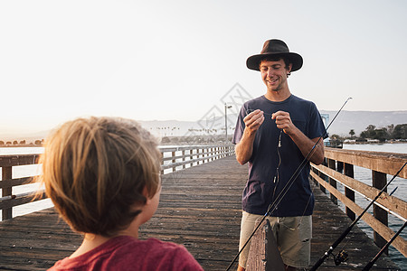 美国加利福尼亚州北美戈莱塔码头准备鱼竿的父子图片
