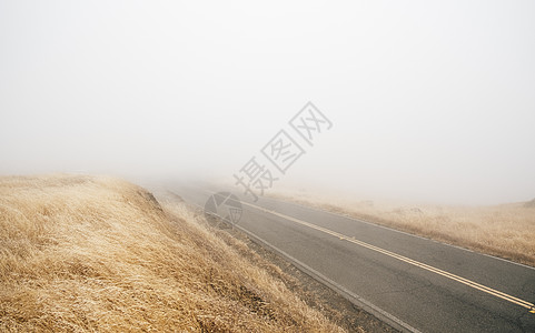 北滘美国加利福尼亚州美国北费尔法克斯起雾的公路背景