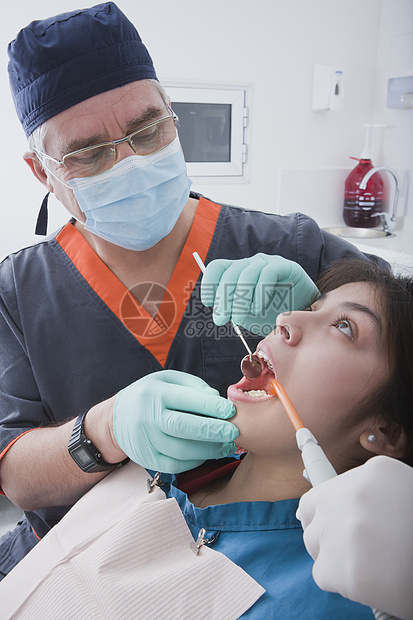 给病人做检查的牙医图片
