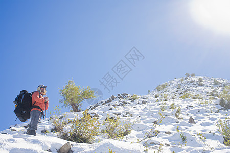 智利圣地亚哥安第斯山脉徒步旅行的成熟女性图片