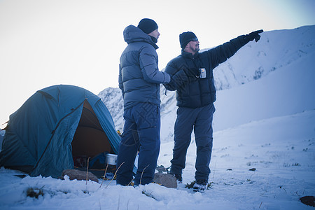 在雪山露营的二人图片