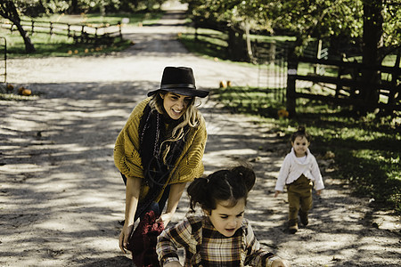 母亲和儿童在农田上骑自行车奥肖瓦加拿大北美图片