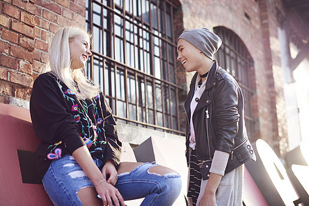 两个年轻女人在街上聊天图片