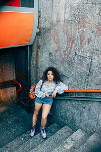 意大利米兰市上楼梯的女性图片