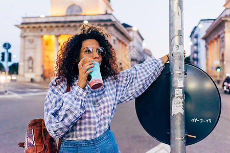 意大利米兰大街上喝饮料的女性图片