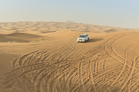 沿沙漠丘行驶的越野车辆阿拉伯联合酋长国迪拜图片