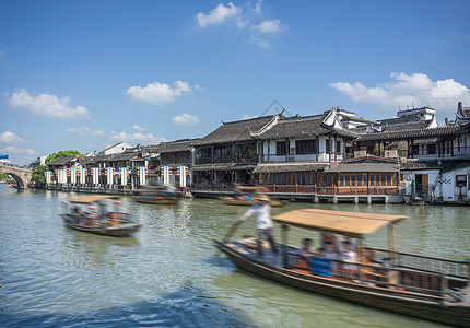 上海带有传统滨建筑的水道上河船图片