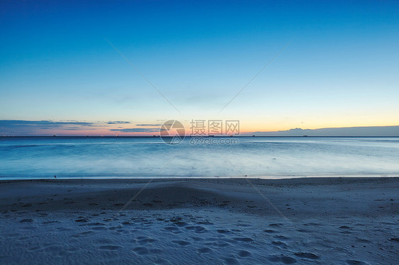 海滩上的日落图片