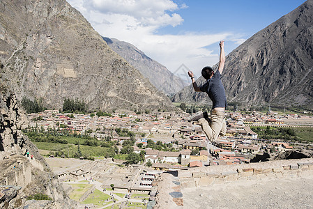 男人跳到半空中奥兰大丹博鲁因斯山顶秘库科南美洲图片