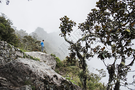 秘鲁站在山上的徒步旅行者图片
