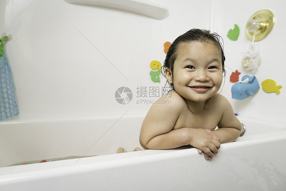 洗澡时在浴缸里的小男孩图片