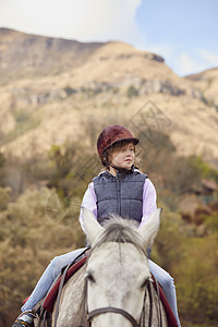 骑马的小女孩图片