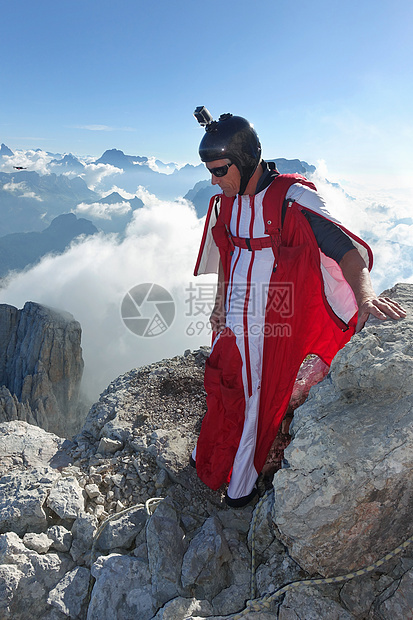 准备从悬崖边缘起飞的男翼服跳伞运动员图片