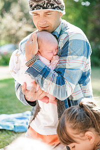 抱着婴儿的父亲父亲抱着女婴背景
