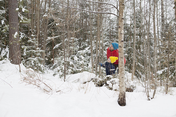 被大雪覆盖森林里的一对父子图片