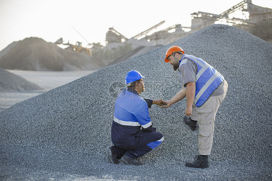 两名采石场工人在检查石子图片