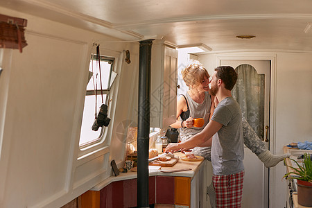 夫妇在运河船上吃早餐图片