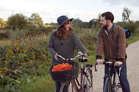 情侣在沼泽上享受骑自行车图片