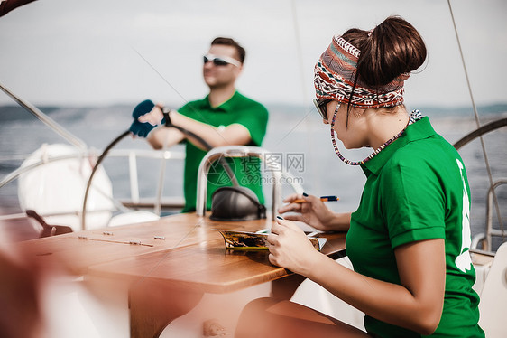 帆船的两个人图片