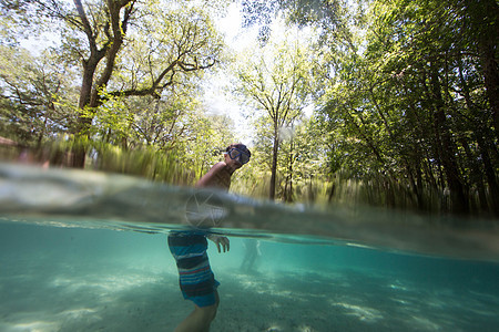 男孩在水里站着佛罗达州图片
