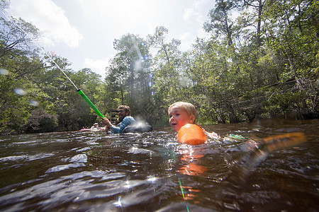 一家人在水中玩耍佛罗里达州图片